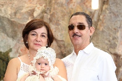 Andrea y sus abuelos Alicia Alvarado y Harold Dent .