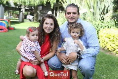  Claudia Oliva y Mauricio Ruiz con sus hijos Roberta y Mau.