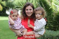  Claudia Oliva con sus hijos Roberta y Mau.