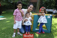  Mariana Meade con sus hijos, Miguelito, Mariel y Annia.