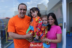  Claudio Valle y Martiza Villalba con sus hijos Valentina y Claudio.