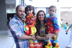  Ricardo Villalba y Mónica Cabrera con Valentina y Claudio.
