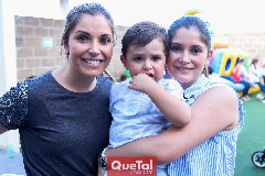  Begoña y Montse García con Iker.