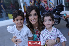  Fernanda Torres con sus hijos Carlos y Pablo.