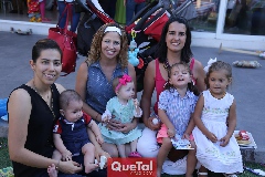   Las mamás con sus hijos.