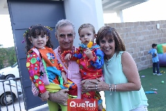  Ricardo y Martha Villalba con sus nietos Vale y Claudio.