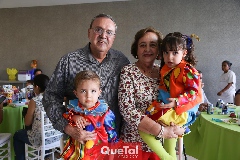  Gabriel Valle y Pilar Portillo con sus nietos Vale y Claudio.
