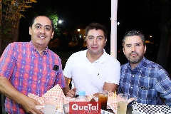  Disfrutando de la cena.