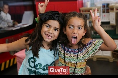  Olivia y Sofía.