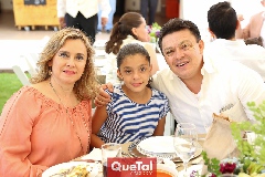 Elvia, Paulina y Ricardo Pérez.