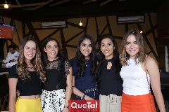 Cristina Zermeño, Paulina Suárez, Salma Mustre, Denisse Durán y Denisse Valle.