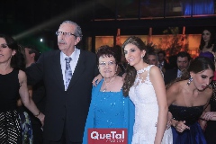  Paty con sus abuelos Javier Gómez y Gela Valle de Gómez.