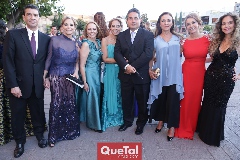  Paty Gaviño con sus hermanas y amigos.