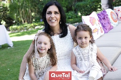  July con sus nietas Julieta y Regina.