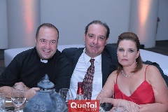  Padre Fernando Fernández, Manuel Martins y Eva Anaya.