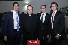  Santiago Gómez, Padre Fernando Fernández, Víctor y Oscar.
