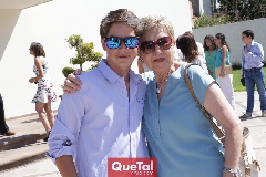  Manuel Toledo con su abuela Lourdes Aguiñaga.