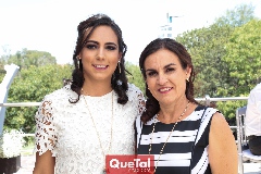 María Berrueta con su mamá, Carmen Zapata.