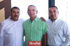 Julio Flores, Julio Flores y Carlos Flores.
