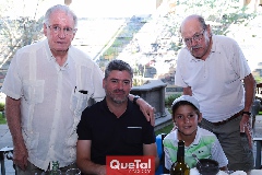 Jorge, Oscar y Leonardo Zermeño con Humberto Saldaña.