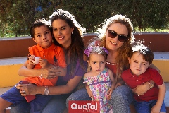  Bárbara y Adriana con sus hijos.