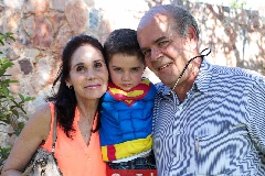Gabriel con sus abuelos, Paty Labastida y Alfonso Vergara.