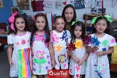  Montse Salazar con las pequeñas Alexa, Vale, Miranda, Sofía y Alondra.