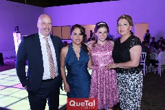Sofía con sus papás y su madrina Laura Ruiz.