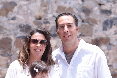  Los padrinos Cristina Barragán y Gonzalo Benavente con su ahijada Anajose.