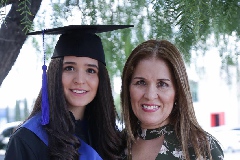  Paola Cano acompañada de su mamá.