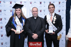  Karla Aldana, Padre Fernández y Gustavo Rangel.