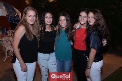 Ale Flores, Isa Stevens, Fer Del Valle, Ana Ceci Labarthe y Alexia Revuelta.