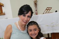  Issabela con su madrina Alma Méndez de Hernández.