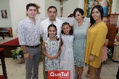  Issabela acompañada de la familia Hernández.