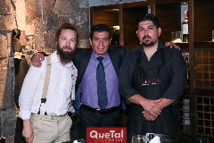 Carlos Sánchez con el Gerente y chef de Argentino Steak House.