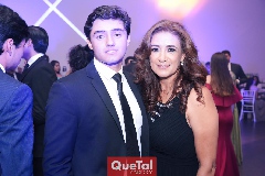  Gerardo Enríquez con su mamá Yanía Esparza de Enríquez.
