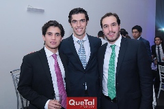  Celebrando.