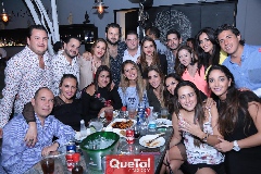  Los novios con sus amigos.