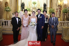 Los novios con su papás.
