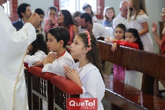  Recibiendo el cuerpo de Cristo.
