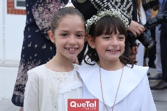  Muy contentas.