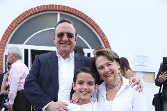  Iker con sus abuelitos.
