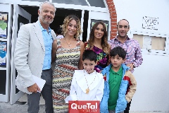  André con sus papás y padrinos.