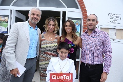  André con sus padrinos y sus papás.