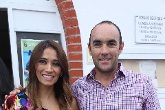  Vanessa Cortés y Armando Zacarías con su hijo André.