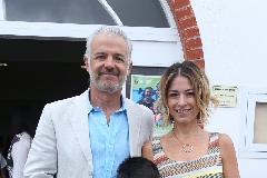  Luigi Pizzuto y Fernanda Aguilar con su ahijado André.