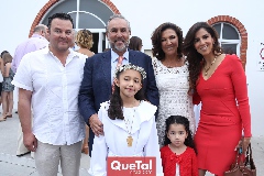  Renata con sus familiares.