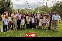  Los festejados con sus papás y sus padrinos.