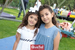  Alexa y Sofía.