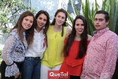  Claudia, Regina, Nuria, Luciana y Jaime Oliva.